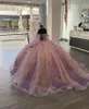 멕시코 핑크 어깨 Quinceanera 드레스 2024 스팽글 플러스 크기의 코르셋 댄스 파티 드레스 랜턴 슬리브 볼 가운 스위트 16