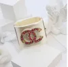 Large marque de mode blanche en acrylique exquise bijoux de bracelet pour femmes bracelet de manchette à grande large résine célèbre nom de lettre de marque chandle Bangleip8i