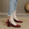 2024 Designer novos sapatos baixos de bico fino para mulheres com fivelas e salto plano, cetim de seda, strass, lábios claros, sapatos de casamento vermelhos 34-42