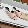 Interlocking Heel Sandal Leather Mid Heel Ladies Sandals tofflor Designer Fashion Ladies Flats Ankle Buckle Sole Mules Summer Beach Sexy Shoes Storlek 35-42