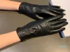 Guantes de diseñador para mujer CON CAJA Moda Cuero de piel de oveja NEGRO Lana interior Guante con letras Pantalla táctil para mujer invierno grueso war1185302