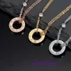 Boutique en ligne de collier Carter de luxe pour femmes Nouveau live V plaqué or avec chaîne de clavicule à gâteau rond en diamant 18 carats avec boîte d'origine