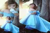 Bedårande SkyBlue Flower Girls Dresses For Weddings Off Axel Girls Pageant Dresses Lovely High Low Satin Bow Back Kids Communi4860610