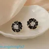 Boucles d'oreilles camélia noires pour femmes, bijoux de styliste, nouvel âge, perle blanche élégante, personnalité de célébrité d'internet, 2024