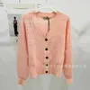 Pulls pour femmes de créateurs Xiaoxiangfeng tricoté col en V creux cardigan à manches longues haut mince avec châle court sur le dessus, pour l'automne T3N0