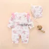 Pullover Lawadka 6-18m Spring Autumn Nowonarodzone dziewczynki Rompers i Hat 2PCS Zestaw Bawełniany Księżniczka Kwiatowe Obrania Kwiatowe 2021 Nowy H240508