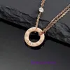 Boutique en ligne de collier Carter de luxe pour femmes Nouveau live V plaqué or avec chaîne de clavicule à gâteau rond en diamant 18 carats avec boîte d'origine