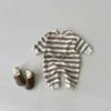 Pullover 2023 Nieuwe baby met lange mouwen gestreepte romper katoen pasgeboren casual jumpsuit katoen comfortabel peuter kinderjongen meisje kleding H240508