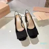 Sandaler Luxury Women Summer Ankle Strape Bling Solid Color Shoes Slip-On Mysiga höga klackar svartvitt