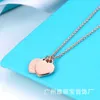 2024 Fashion Jewelry Designer Tiffanyitss Pendant Necklaces Luxury Jewelry Love Double Heart t Family Necklace Womens Seiko Version Steel Seal Word Shaped Whi Cu3x