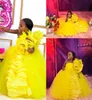 2021 carino giallo fiore ragazze abiti per matrimoni piuma una spalla senza maniche a strati volant abito di sfera di compleanno per bambini Girl1225176
