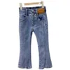 Jeans Primavera Autunno Nuovi pantaloni svasati con fessura elastica per bambini Jeans casual per bambina tutti abbinati Pantaloni alla moda per bambini