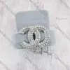 Dubbele letter vol diamanten broches parel kristal legering pinnen wollen kraag broches tas decoratie