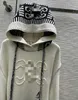 デザイナーの女性フード付きセータークラシック大きなロゴ刺繍プルオーバーセーターカジュアルレトロな汎用フード付きミッドレングスセーター