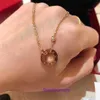 Boutique en ligne de collier Carter de luxe pour femmes Nouveau live V plaqué or avec chaîne de clavicule à gâteau rond en diamant 18 carats avec boîte d'origine