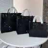 2024 Designer shoppingväskor Tygväska Handväskor Väskor axlar Tygväska Läder Kvinnor Handväska Utgående stor kapacitet Casual Crossbody Bag Män