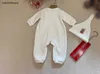 Nya spädbarn Jumpsuits White Boys Girls Bodysuit Set storlek 59-90 Doll Bear Print nyfödd baby crawling kostym och mössa med en visir jan20