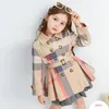 Lente en herfst meisjestrenchcoat Nieuwe jeugd Trenchcoat met lange mouwen Dubbele borst Winddicht Geruite kinderjas 2-12Y 240118