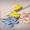Chaussures tridimensionnelles à trous de requin pour enfants, sandales d'été à plateforme antidérapante pour bébé, pantoufles mignonnes à semelle souple de dessin animé