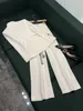 2024 Spring White Floral Embroidery اثنين من السراويل مجموعات طويلة الأكمام V-Neck Blazers Top + Pants Long Pants تعيين بدلات من قطعتين O4J151710