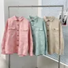 Kvinnans jacka Designer Coat Spring Girl Pink Jacquard Button Top Letter Mönster Patch Pocket Shirt Classic Fashionable Loose Olefile