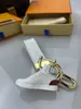 Llavero de alta calidad Moda Mujer Hombre Zapatos hechos a mano Llaveros de coche Aleación Elegante Hebilla Diseñador Llavero Bolsas con caja Bolsas para el polvo