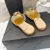 Dames platte hakken pantoffels Designer Camellia bloem sandalen Klassieke dia's Klassieke muilezels Zilver Gouden Zwarte slippers Outdoor strandschoen