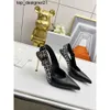 Novo netizen salto alto feminino 2024 primavera outono marca de moda padrão fivela de metal salto fino sexy baotou único sapatos femininos