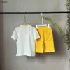 Lyxig babyspårsdräkter barn kortärmad kostymstorlek 90-150 designer rund hals barn t-shirt och fickdekoration shorts jan20