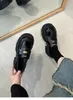 Klänningsskor skarvning Design Metall Decoration Platform Round Toe Slip-On Chunky Heels Sying Solid Zapatos de Vestir Para Mujer Female