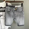 Designer de jeans masculin concepteur personnalisé Internet célébrité Imprimez des shorts en denim à cinq points pour les hommes marques minces d'été