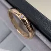 Desginer Cartera High Version Fingle Diamond Letter Ring مع طلاء ذهبي من المألوف والشخصية الإضاءة الإضاءة الفاخرة والتصميم المتخصص