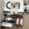 Sandalen Elegante parelketting Dikke hak Hoge hakken Retro Mary Jane-schoenen met vierkante neus Witte mid-holle gala-boog Pompen met enkelbandje