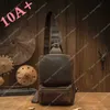 Hoge kwaliteit merk Handgemaakte koeienhuid borst heren lederen crossbody trendy tas gekke tassen paard enkele schouder motorfiets trend 10A +