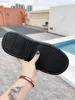 Sommer Beach Luxus Sliders Designer neuer Stil Schuhdreieck geprägtes Slipper Sandale Schuhe Gummi -Maultier Loafer hochwertige Frau Flache Sandale Rutsche Outdoor Freizeit Freizeit