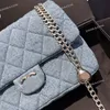 Camellia Patroon Ontwerper Dames Denim Klassieke Flap Bag Zilver Hardware Liefde Hart Gesp Metalen Ketting 25cm Blauw Medium Schouder Cross Body Handtas Zacht Luxe Portemonnee