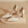 Sandaler Princess Style Beige Soft Leather Women 2024 Summer Fashion Pearl Buckle Hollow Thick Heel Ladies Wedding Shoes Pointed