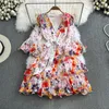 Casual Dresses Summer Semester Semester Multi Layered Cascading Cake Dress Women V-Neck Flare ärmar Floral Print Ruffles Mini Vestidos 6992