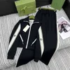 Erkek Trailsits Designer 24 Erken Bahar Yeni Eklenmiş İşlemeli Mektup Şerit Günlük Kat+Elastik Bel Düz Bacak Pantolon Seti TGHE