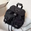 Fashionabla svart ryggsäck vintage konst ryggsäck ryggsäck med reseskolan vattentät väska lämplig för män och kvinnor svart ryggsäck mini axel crossbody väska