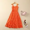 2024 Frühling Orange Blumen Spitzenkleid Spaghettiträger Quadratischer Ausschnitt getäfelte Midi-Freizeitkleider S4J160110 Plus Größe XXL