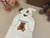 Luxury Spädbarn Jumpsuits Comfort Boys Girls Bodysuit Set storlek 59-90 Doll Bear Print Newborn Baby Crawling Suit and Pointed Hat Jan20