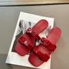 슬리퍼 2024 여자 슬리퍼 패션 레이디 샌들 해변 판매 웰 플랫폼 알파벳 체인 고무 여성 슬라이드 플랫 신발