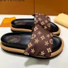 Sliders en plein air Sunny Sandale Mule Chaussures d'été Piscine Sandal en relief Chaussure de haute qualité Oreiller Mocassins plats Femmes Slide Luxury Walk Designer Scuff Slipper Beach Hommes