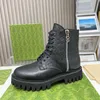 2024 botas de grife para mulheres zíper lateral rendas até botas preto branco bota martin meia botas de couro em relevo carta bootise botas de luxo mulheres de alta qualidade