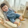 Jumpsuits Autumn New Baby Sleeveless Denim Jumpsuit Toddler Girl Pocket Overalls Newborn Boy Casual Romper Spädbarn Denim kläder H240508