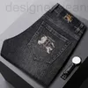 メンズジーンズデザイナーライトラグジュアリーヨーロッパハイエンドカジュアルスリムフィットスモールフットエラスティックコットン刺繍の真新しい2030 IV55