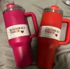 US-LAGER 40oz Quencher Tumblers Rosa Cosmo Parada Flamingo Edelstahl-Valentinstag-Geschenkbecher mit Silikongriffdeckel und Strohhalm 2. Generation Autobecher T0118