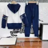 Tute per bambini di lusso firmate per bambini tute per bambini Set autunnali Taglia 90-150 CM 2 pezzi Pullover con cappuccio e pantaloni della tuta per neonati con design a contrasto CHG2401189-25