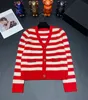 Tasarımcı Kadın Sweaters hırka Örgü Ceket Moda Külot Yün Kadın Giyim Mektubu Örgü Kırmızı Renk Blok Çizgiler Yüksek Kaliteli Kadın Paltolar SML